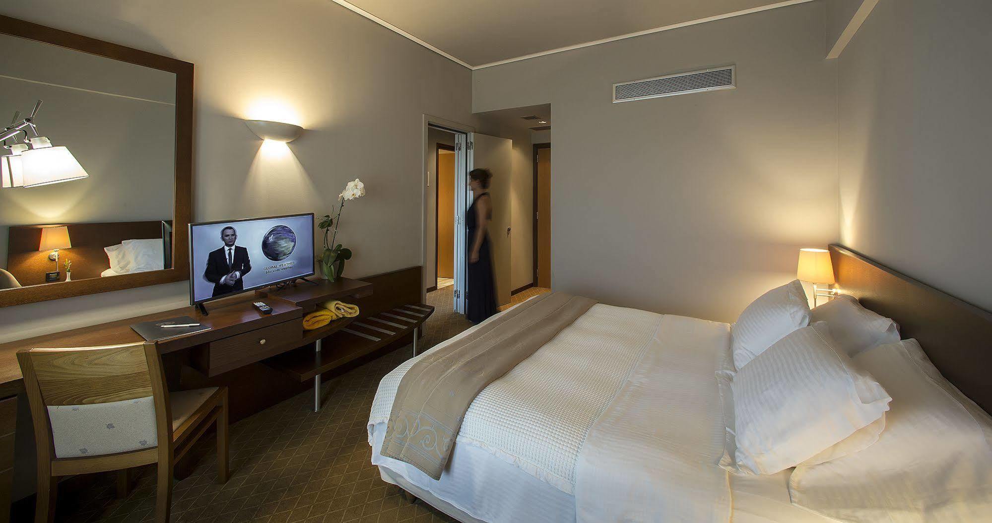 Dekelia Hotel Aten Exteriör bild